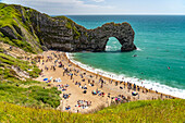 Die natürliche Felsbrücke Durdle Door und Strand des UNESCO Weltnaturerbe Jurassic Coast, England, Großbritannien, Europa  