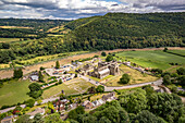 Die Klosterruine Tintern Abbey und die Landschaft des Wye Valley aus der Luft gesehen, Tintern, Monmouth, Wales, Großbritannien, Europa