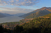 Blick von Peglio auf Gravedona ed Uniti und den Comer See, Lombardei, Italien