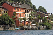 Uferbebauung in Orta San Giulio, Piemont, Italien