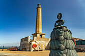 Bronze Skulptur Mrs Booth The Shell Lady und der Leuchtturm von Margate, Kent, England, Großbritannien, Europa