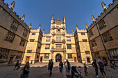 Visitors in the courtyard of the Bodleian Library, main library at Oxford University, Oxford, Oxfordshire, England, United Kingdom, Europe
