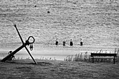 Blick auf badende Damen am Strand von der berühmten Melbourne Road, North Berwick, East Lothian, Schottland, Vereinigtes Königreich