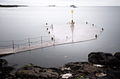 Platform Steg bei Flut, North Berwick, East Lothian, Schottland, Vereinigtes Königreich