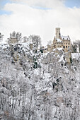 schneebedecktes Schloss Lichtenstein (Märchenschloss Württembergs), Honau, Landkreis Reutlingen, Schwäbische Alb, Baden-Württemberg, Deutschland, Europa