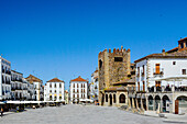 Caceres, Hauptstadt der Extremadura, Plaza Mayor in der sommerlichen Nachmittagshitze, Spanien