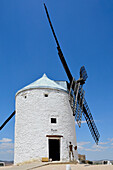 Eine der Windmühlen des Don Quichote, in Consuegra, Mancha, Spanien