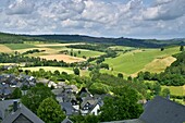 Blick von der Turmruine über Eversberg im nördlichen Sauerland, NRW, Deutschland