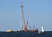 Aufstellung eines Windrades bei Urk am Ijsselmeer, Niederlande