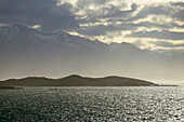 Argentien; Feuerland; Beagle Kanal auf argentinischer Seite; Grenze zu Chile; Blick auf die Berggipfel der Isla Navarino in Chile