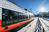 Zug am verschneiten Bahnhof von Klais, Werdenfels, Oberbayern, Bayern, Deutschland