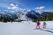 Zwei Frauen auf Skitour steigen zum Kuhmesser auf, Gilfert im Hintergrund, Kuhmesser, Tuxer Alpen, Tirol, Österreich