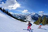 Zwei Frauen auf Skitour steigen zum Kuhmesser auf, Gilfert im Hintergrund, Kuhmesser, Tuxer Alpen, Tirol, Österreich