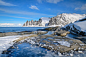 Gefrorene Gezeitenbecken am Strand mit Teufelszähnen und Ersfjord, Okshornan, Tungeneset, Senja, Troms og Finnmark, Norwegen