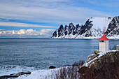 Leuchtturm bei Tungeneset mit Teufelszähnen und Ersfjord, Okshornan, Tungeneset, Senja, Troms og Finnmark, Norwegen