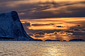 Schlechtwetterwolken über den Bergen am Nordfjord, Nordfjord, Skaland, Senja, Troms og Finnmark, Norwegen