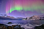 Polarlicht über Teufelszähne und Ersfjord, Okshornan, Tungeneset, Senja, Troms og Finnmark, Norwegen