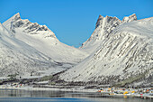 Blick von Bergsbotn auf Gipfel über Nordfjord, Bergsbotn, Senja, Troms og Finnmark, Norwegen