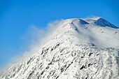 Schneefahnen an Bergen über dem Nordfjord, Bergsbotn, Senja, Troms og Finnmark, Norwegen