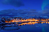 Beleuchtete Hotelanlage am Fjord in Hamn, Hamn i Senja, Senja, Troms og Finnmark, Norwegen