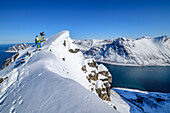 Drei Personen auf Skitour steigen zum Husfjellet auf, Husfjellet, Senja, Troms og Finnmark, Norwegen