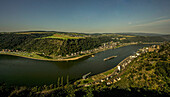 View from the Rheinsteig to the Rhine Valley near St. Goar and St. Goarshausen, in the background the foothills of the Hunsrück, Upper Middle Rhine Valley, Rhineland-Palatinate, Germany