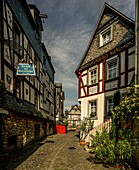 Straße der Salmfischer und historische Bürgerhäuser in der Altstadt von St. Goarshausen, Oberes Mittelrheintal, Rheinland-Pfalz, Deutschland