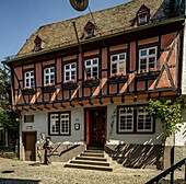Altes Rathaus in der Altstadt von St. Goarshausen, im Vordergrund die Statue eines Salmfischers, Oberes Mittelrheintal, Rheinland-Pfalz, Deutschland