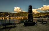 Aussichtspunkt am Rhein mit Preußischem Meilenstein, im Hintergrund Kamp-Bornhofen im Abendlicht, Oberes Mittelrheintal, Rheinland-Pfalz, Deutschland