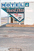 Die Leuchtreklame des Desert Sky Motel in Gallup, New Mexico, USA