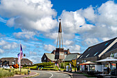 Hafenstraße und Katholische Kirche St. Raphael in List, Insel Sylt, Kreis Nordfriesland, Schleswig-Holstein, Deutschland, Europa