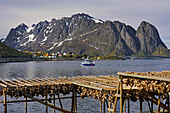 Norwegen, Nordland, Lofoten, Moskenes, Fischerdorf Reine, Hafeneinfahrt