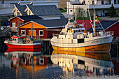 Norwegen, Nordland, Lofoten, Moskenes, Fischerdorf Reine, Abendstimmung am Hafen