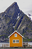 Norwegen, Nordland, Lofoten, gelbes Haus auf Sakrisoy