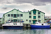 Norwegen, Troms og Finnmark, Insel Vardøya in der Barentssee, östlichste Stadt Vardø, Schiffe im Hafen