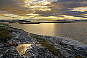 Norwegen, Troms og Finnmark, Abendlicht beim Küstendorf Bugøynes