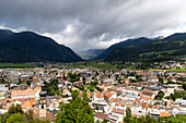 Blick auf die Stadt Bruneck unter stürmischem Himmel, Südtirol, Bezirk Bozen, Italien