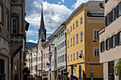 Zentrale Straße in der Altstadt, Bruneck, Südtirol, Bezirk Bozen, Italien