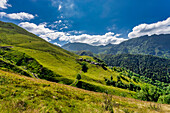 Die idyllische Landschaft des Val Mastellone im Sommer, Rimella, Valsesia, Bezirk Vercelli, Piemont, Italien.