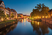 Quai Saint-Nicolas von Strassburg bei Nacht. Frankreich