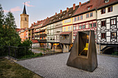 UNESCO Welterbe "Jüdisch-Mittelalterliches Erbe in Erfurt", Skulptur erlaubt Blick in die Mikwe (jüdisches Ritualbad), Krämerbrücke, Erfurt, Thüringen, Deutschland