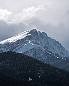 Verschneiter Berggipfel in den Dolomiten, Toblach, Südtirol