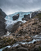 Blick auf die Gletscherzunge des Brenndalsbreen Gletscher, Oldendal, Norwegen
