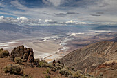Ausblick mit Wolken von Dantes View auf Tal von Badwater Basin. Death Valley National Park, Kalifornien, USA
