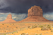 Dunkle Regenwolken und Regen in Wüste. Tafelberge im Monument Valley, Utah, USA