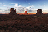 Drei Tafelberge im Monument Valley in Licht und Schatten, Arizona, USA
