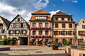 Fachwerkhäuser an der Place du docteur Pierre Walter in Bergheim, Elsass, Frankreich \n