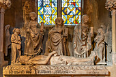 Heiliges Grab aus Stein im Innenraum der Heilig-Kreuz-Kirche  Invention-de-la-Sainte-Croix in Kaysersberg, Elsass, Frankreich 