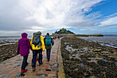 Großbritannien, England, Cornwall, Südküste, Fußgänger am Weg zur Insel St. Michael's Mount