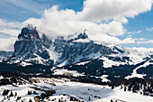 Blick von der Seiser Alm zum Langkofel im Winter, Grödnertal, Dolomiten, Südtirol, Italien